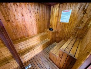 an overhead view of a wooden sauna with a bench at Apartamento san gil plaza in San Gil