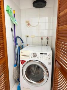 a washer and dryer in a small room at Isla de margarita in Pampatar