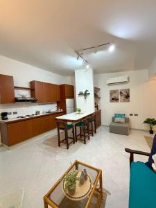 a kitchen and living room with a table and chairs at Isla de margarita in Pampatar