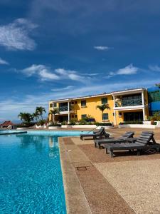 a hotel with a swimming pool in front of a building at Isla de margarita in Pampatar