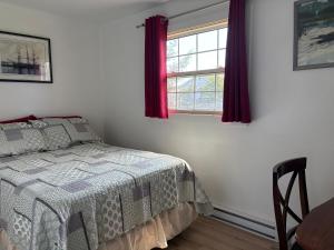a bedroom with a bed and a window at Three bedrooms cozy home in Sydney