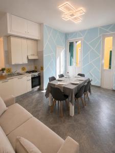 a kitchen and dining room with a table and chairs at Alassio Attico con Terrazza AC WIFI in Alassio