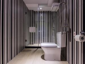 Koupelna v ubytování Caravel Hotel + 37 fotografií