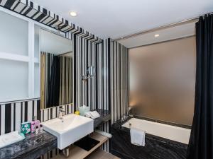 חדר רחצה ב-Caravel Hotel