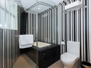 חדר רחצה ב-Caravel Hotel