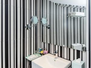 חדר רחצה ב-Caravel Hotel