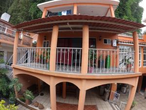 a house with a large balcony with a porch at Casa León in Orizaba