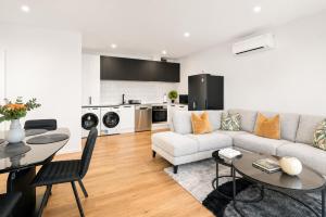 a living room with a couch and a table at Modern Mountain View Retreat, 2 Bedroom Stay in Frankton