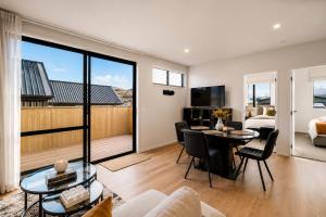 a living room with a dining table and a bedroom at Modern Mountain View Retreat, 2 Bedroom Stay in Frankton
