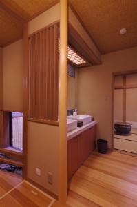a bathroom with a sink and a mirror in a room at 丹徳庭園 in Kawagoe