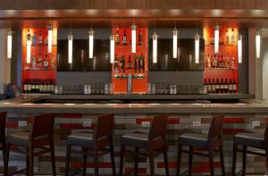 乔治湖万怡酒店酒廊或酒吧区
