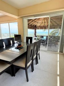 a dining room with a glass table and chairs at Villa Linda in Acapulco