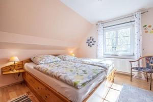 a bedroom with a bed and a window at Fewo-Inselblick in Nordstrand