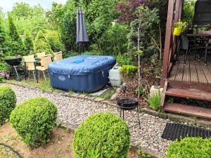 a backyard with a hot tub and a table and chairs at Domek Nad Morzem in Kołobrzeg