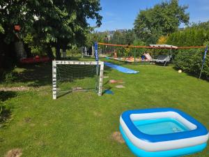 a pool in the grass next to a goal at Domek Nad Morzem in Kołobrzeg