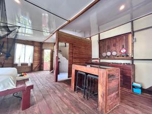 a room with a bed and a kitchen with a counter at Coco cabañas Tela in El Triunfo de la Cruz