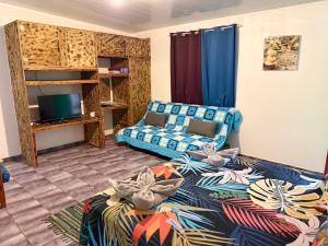 a living room with two beds and a couch at Lemon House Huahine in Maroe