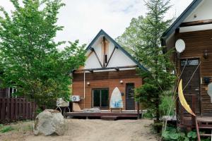 a small cabin with a porch in the yard at Kussharoko Artemina Lotus in Teshikaga