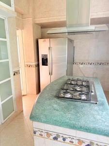 a kitchen with a stove and a refrigerator at Villa Linda in Acapulco