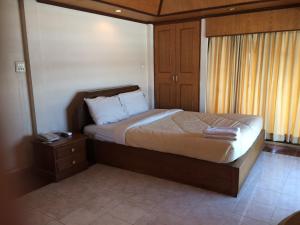 Postel nebo postele na pokoji v ubytování Kraisaeng Place
