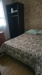 a bed in a room with a dresser and a bed sidx sidx at Recamara tipo cabaña in Mexico City