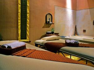 מיטה או מיטות בחדר ב-Grand Elite Hotel Pekanbaru