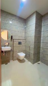 a bathroom with a toilet and a sink at Hotel Shree Amrit Ganga in Haridwār