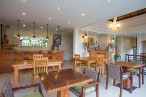 Ein Restaurant oder anderes Speiselokal in der Unterkunft Sandi Agung Villa 
