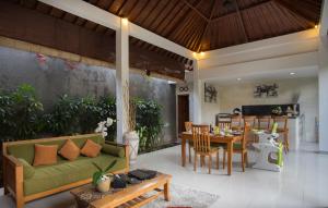 Ein Sitzbereich in der Unterkunft Sandi Agung Villa