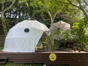 a tent that is sitting on a table at 愛犬と泊まるグランピングJuden Camp Fuji in Yamanakako