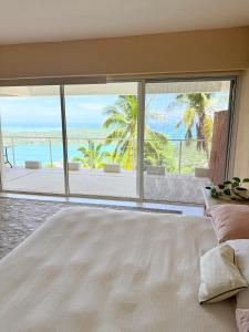 a bedroom with a bed and a view of the beach at Rincon Frente al mar in Acapulco