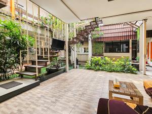 an outdoor patio with a tv on a building at Urbanview Java Living Sigura Gura in Betek