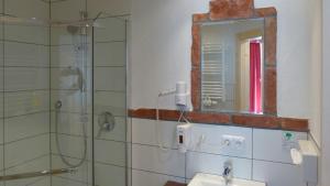 Ein Badezimmer in der Unterkunft Landgasthof Entenwirt Tarsdorf