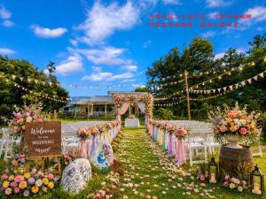 a garden wedding with a arch and chairs and flowers at Erfen De Homestay in Guanshan