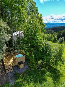 an overhead view of a backyard with a hot tub at LAUV Tretopphytter in Eidsvoll