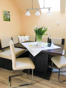 una mesa de comedor con un jarrón de flores. en Ferienwohnung Lange, en Göstling an der Ybbs