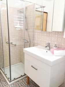 a bathroom with a sink and a shower at Ferienwohnung Lange in Göstling an der Ybbs
