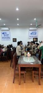 a group of people sitting at tables in a restaurant at Bích Giản Tràng An in Nguyên Ngoại