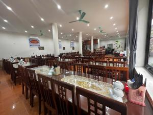 a dining room with tables and chairs in a restaurant at Bích Giản Tràng An in Nguyên Ngoại +20 photos