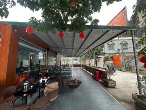 a restaurant with tables and chairs under a canopy at Bích Giản Tràng An in Nguyên Ngoại