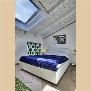 Un pat sau paturi într-o cameră la Villa Maggie on Lake Como