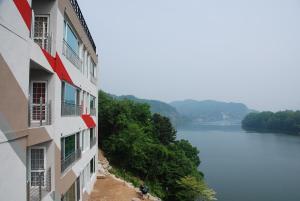 uitzicht op een rivier vanuit een gebouw bij Moonlight Blue Pension in Gapyeong
