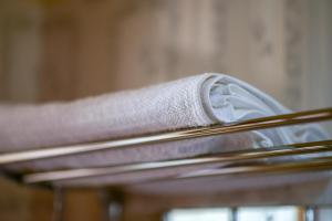 un trozo de tela sobre una silla de madera en La Vista Garden Hotel, en Turiani