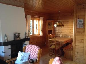 a dining room with a table in a cabin at Chalet le Verger in Agettes