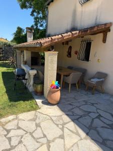 a patio with a table and chairs and a building at Studio privé in Cazilhac