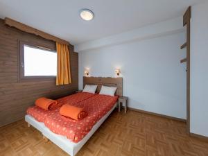 Tempat tidur dalam kamar di Noemys Ecrin des Neiges