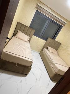 a small room with two beds and a window at Apartamento Muy Lempio Organizado y Tranquilo in Nador