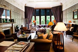 uma sala de estar com mobiliário e uma lareira em One Devonshire Gardens a Hotel Du Vin em Glasgow