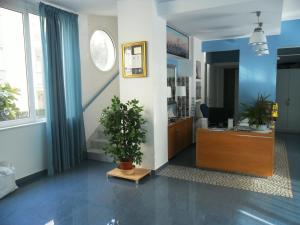 an office with a plant in the middle of a room at Rock Garden in Gaeta