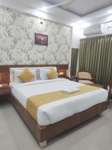 a bedroom with a large bed in a room at Sri Sai Comforts Manyata Tech Park in Bangalore